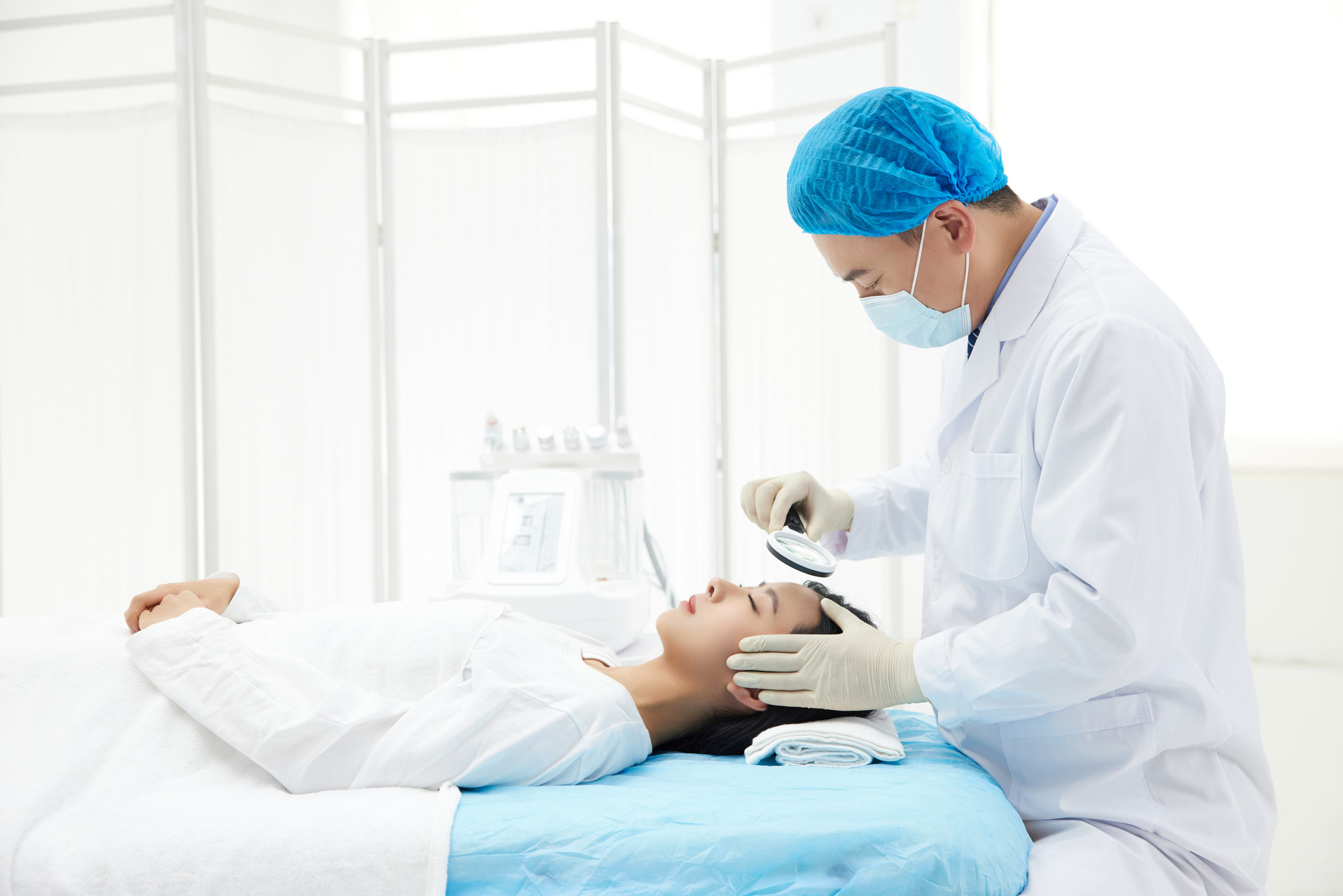 医生拿放大镜检查