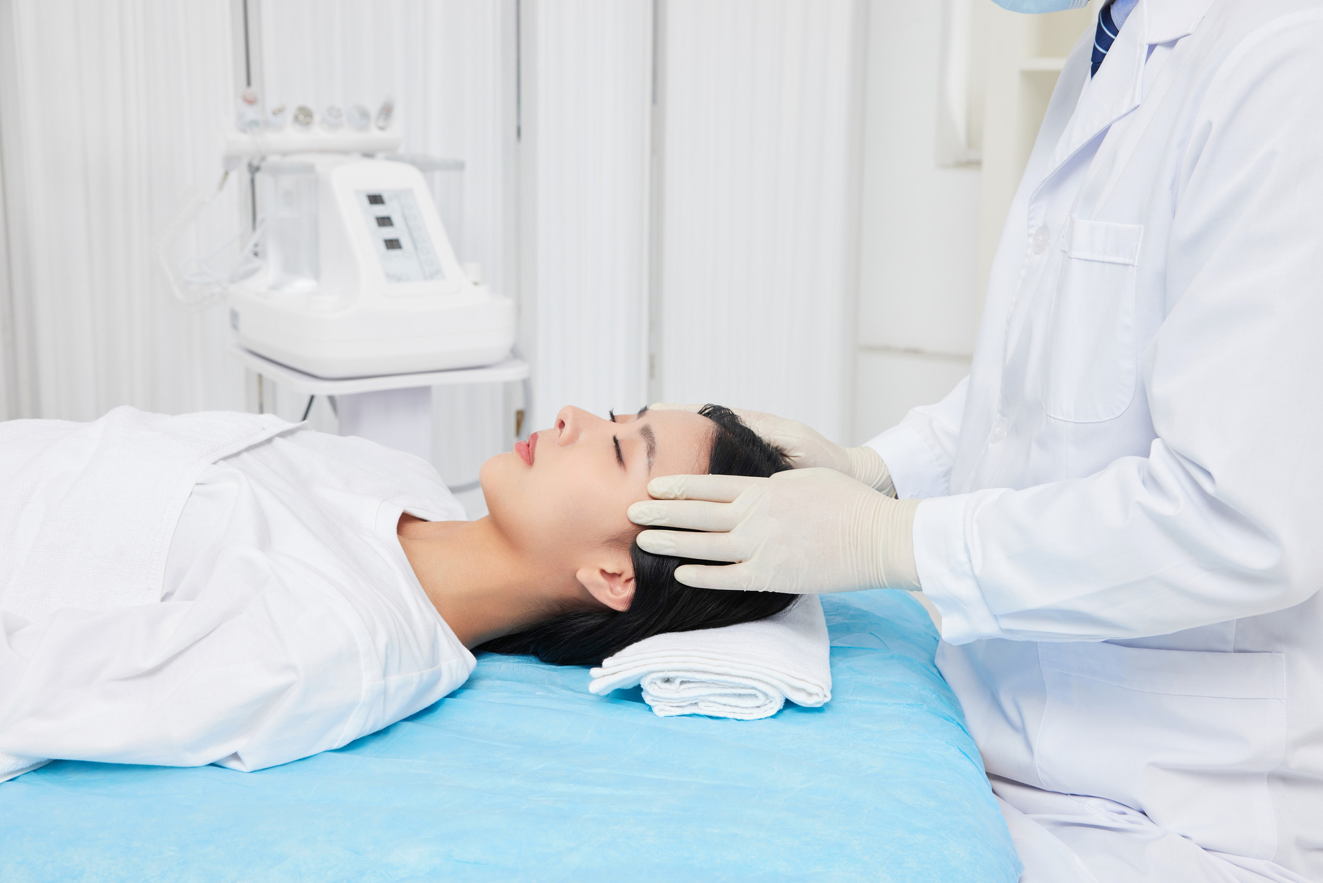 医生做皮肤护理